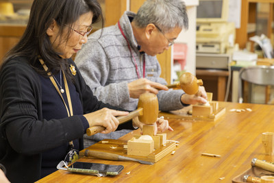 木雕里井波：井波町有悠久的寺庙神社建造以及木雕的历史。您可以在工坊里体验木雕。