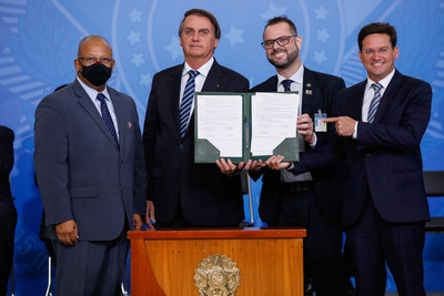 （左起）John Lopes先生、雅伊尔・博索纳罗总统、渔业及水产养殖部部长Jorge Seif Júnior先生和公民事务部部长Joao Roma先生共同手持已签讫的合同。图片来源：Alan Santos/PR