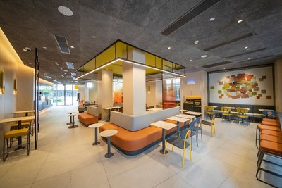 立方、暖色和隐藏的微笑作为餐厅三大设计元素，灵动的设计提升了顾客的用餐体验。