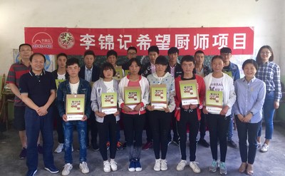 2017年，魏春龙（前排左一）与甘肃礼县草坪乡面试者合影