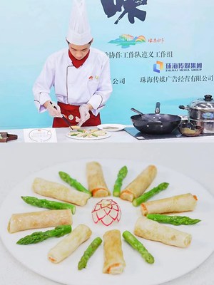 希望厨师陈信志为菜品摆盘造型（上）、蟹柳酿竹荪成品照片（下）