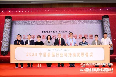 李锦记中国企业事务总监赖洁珊（右三）与各界共同发起“2023中国食品行业可持续发展倡议”
